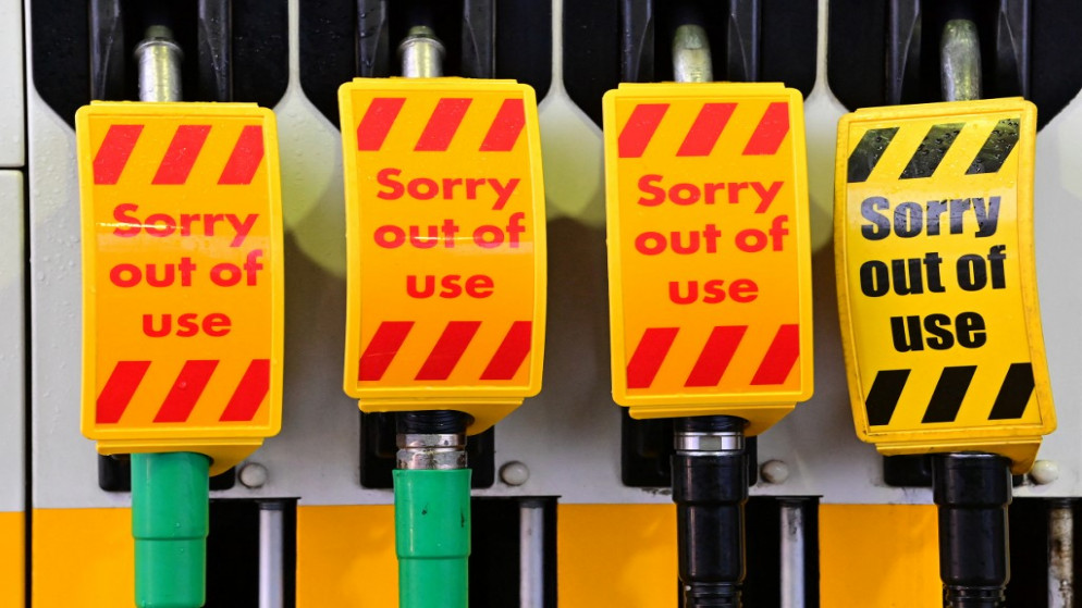 لاصق "خارج نطاق الاستخدام" على مضخات وقود في محطة محروقات في بيركينهيد شمال غرب إنجلترا، 27 أيلول/ سبتمبر 2021. (أ ف ب)