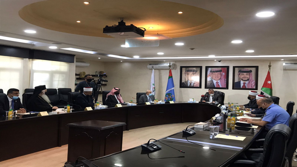 وزير الداخلية مازن الفراية خلال الإعلان عن وثيقة ضبط الجلوة العشائرية. (المملكة)