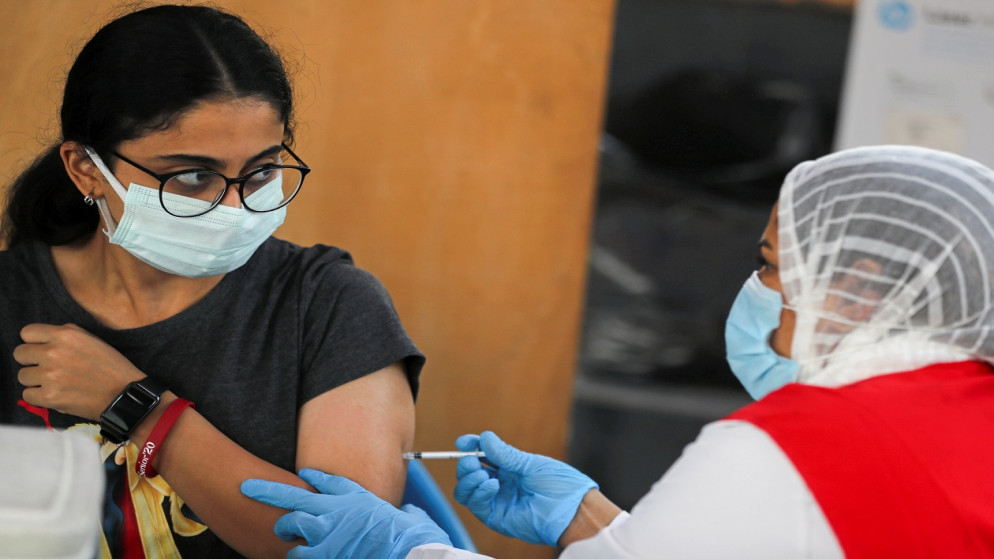 امرأة تتلقى جرعة من لقاح مرض فيروس كورونا في أحد مراكز الشباب، في القاهرة، مصر ، 27 أيلول/ سبتمبر 2021 (رويترز)
