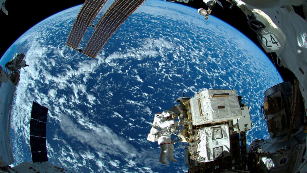 صورة أرشيفية لرائد فضاء يعمل خارج غرفة معادلة الضغط التابعة لمحطة الفضاء على متن محطة الفضاء الدولية (رويترز)