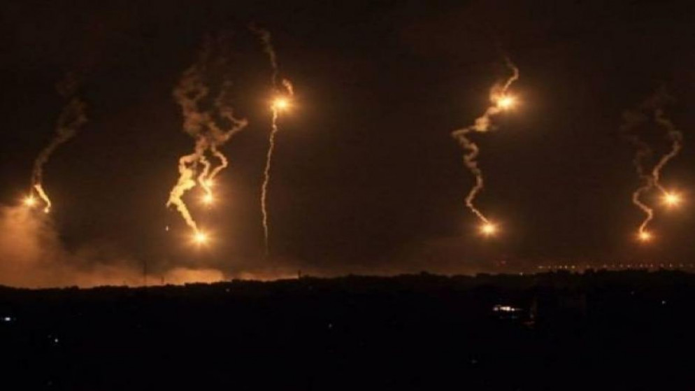 قنابل إنارة أطلقتها زوارق لجيش الاحتلال الإسرائيلي متمركزة في البحر الأبيض المتوسط شمال قطاع غزة. (وفا)