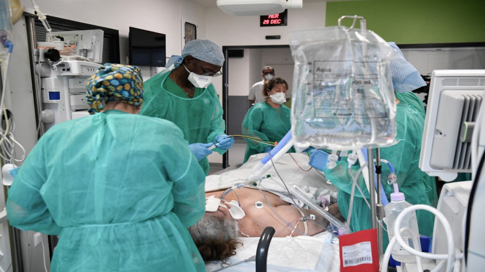 مريض مصاب بكورونا، في وحدة العناية المركزة بمستشفى ديلافونتين، في سانت دينيس، خارج باريس، 29 ديسمبر 2021. (أ ف ب)