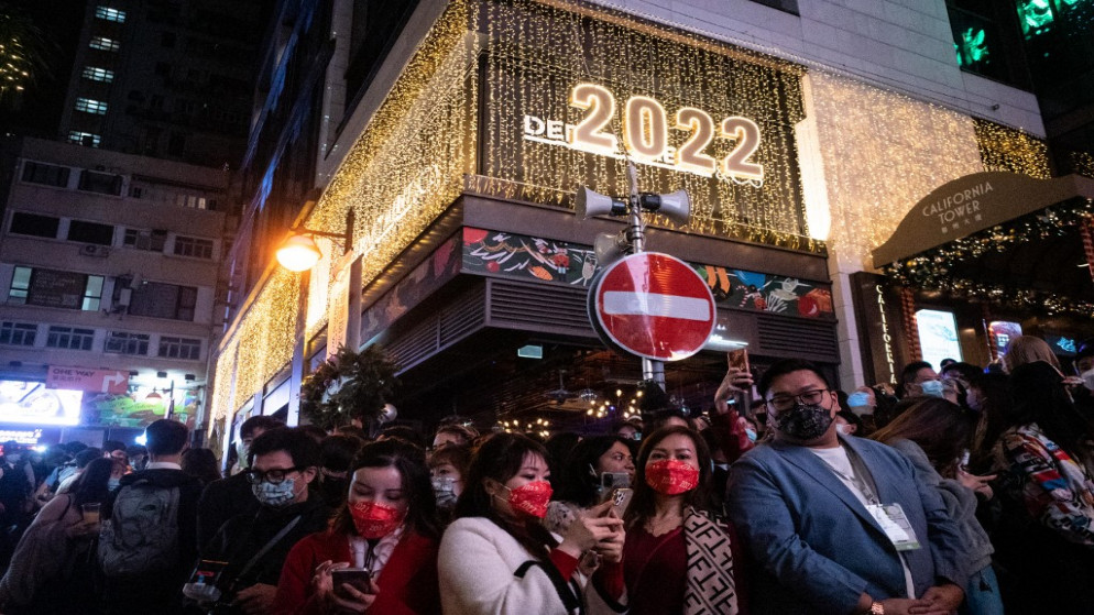 يتجمع الناس في منطقة لان كواي فونغ بهونغ كونغ في انتظار العد التنازلي خلال ليلة رأس السنة الجديدة، 31 ديسمبر 2021. (أ ف ب)