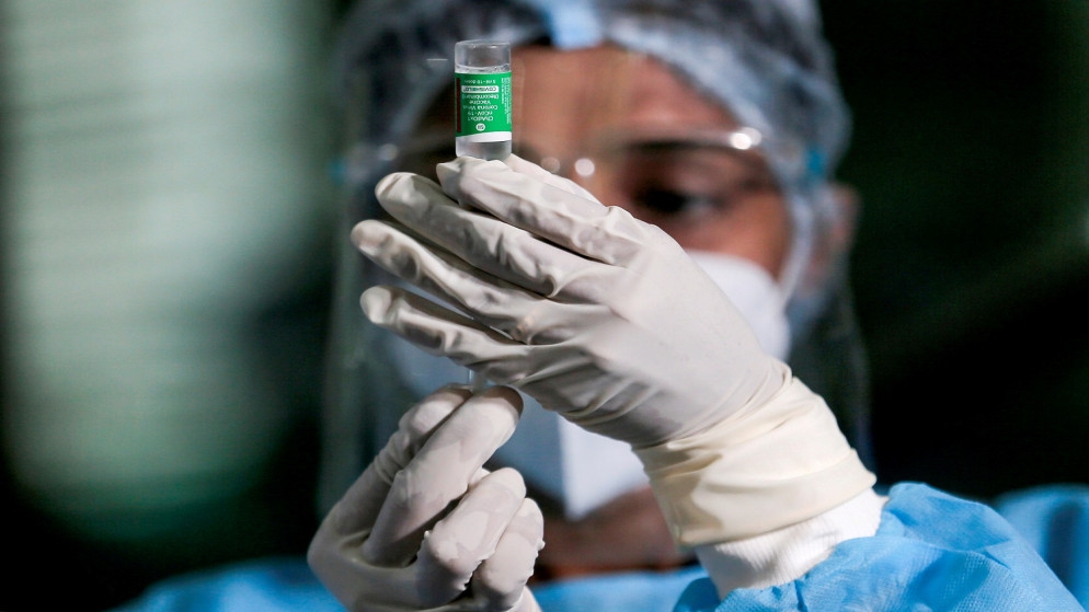 مسؤول صحي يسحب جرعة من لقاح "COVID-19" الخاص بشركة "AstraZeneca" المصنوع في معهد "Serum Institute" بالهند ، في مستشفى الأمراض المعدية في كولومبو ، سريلانكا ، 29 يناير / كانون الثاني 2021.(رويترز)
