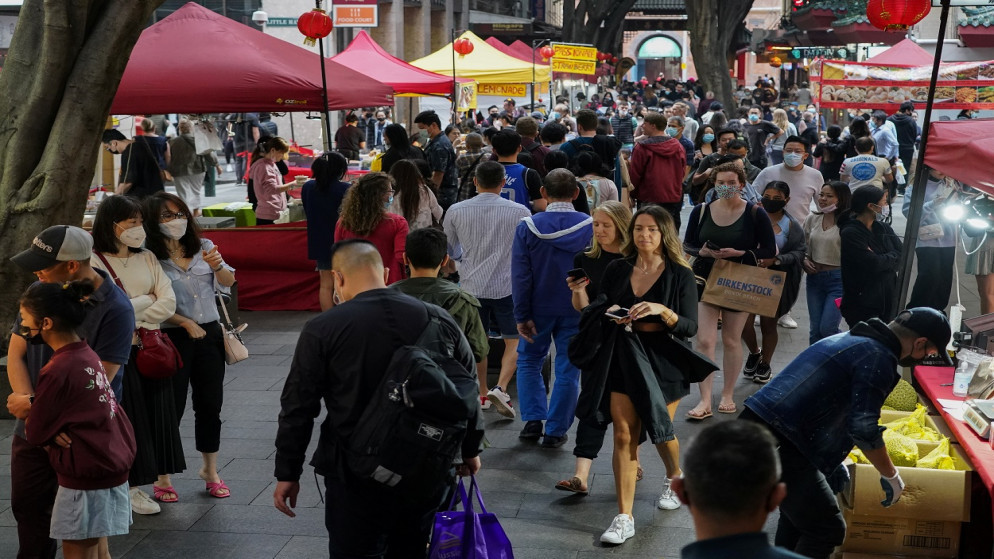 أشخاص يسيرون في أحد الأسواق وسط المدينة، حيث تستمر معدلات التطعيم ضد فيروس كورونا في الارتفاع، سيدني، أستراليا، 19 نوفمبر 2021. (رويترز)