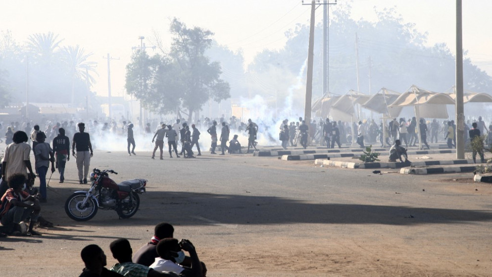 متظاهرون سودانيون في شارع القصر ، خلال مظاهرة ضد انقلاب في العاصمة الخرطوم .2 يناير 2022. (أ ف ب)