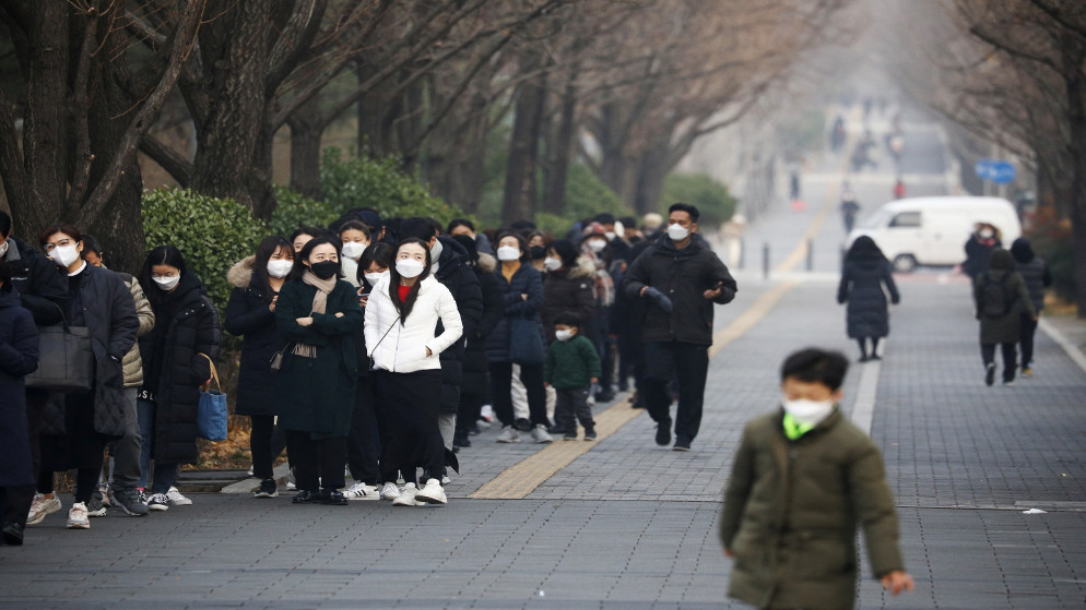 أشخاص ينتظرون في طابور طويل لإجراء اختبار فيروس كورونا في موقع فحوص في سول بكوريا الجنوبية. 15/12/2021. (كيم هونغ جي/ رويترز)