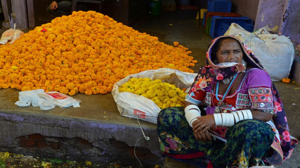 امرأة تنتظر الزبائن في سوق لبيع الزهور. الهند. 7 تشرين الأول/أكتوبر 2021.(أ ف ب)
