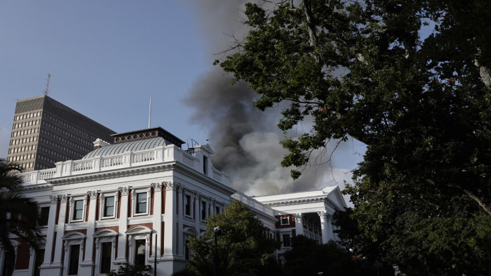 حريق مدمر اندلع الأحد في البرلمان الجنوب إفريقي في كايب تاون. (أ ف ب)