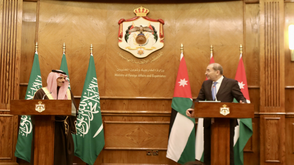 نائب رئيس الوزراء وزير الخارجية وشؤون المغتربين أيمن الصفدي خلال تصريحات صحفية مع وزير الخارجية السعودي الأمير فيصل بن فرحان آل سعود. (صلاح ملكاوي/المملكة)