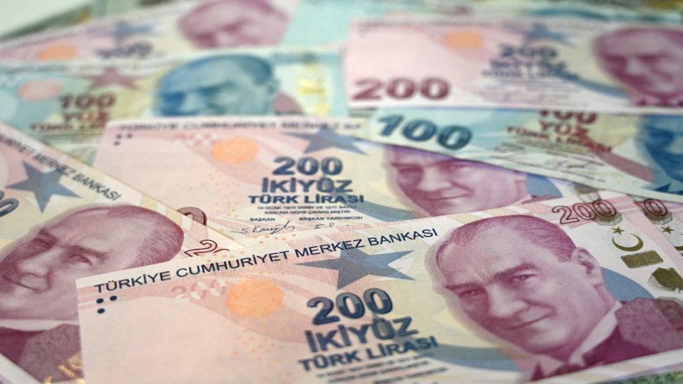 أوراق نقدية بالليرة التركية معروضة في إسطنبول.7 ديسمبر 2021 .(أ ف ب)