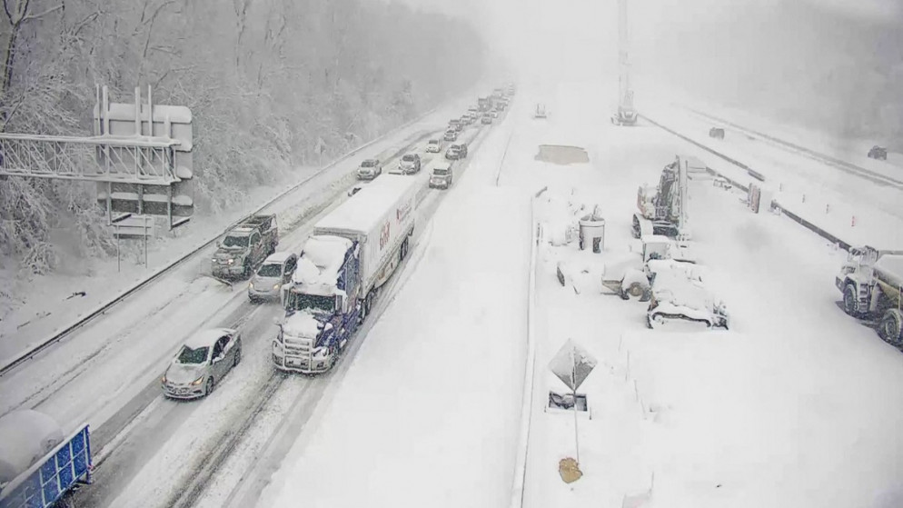مركبات على امتداد جليدي من الطريق السريع 95 المغلق بسبب الثلوج، بالقرب من فريدريكسبيرغ، فيرجينيا، الولايات المتحدة. 3 كانون الثاني/يناير 2022. (رويترز)