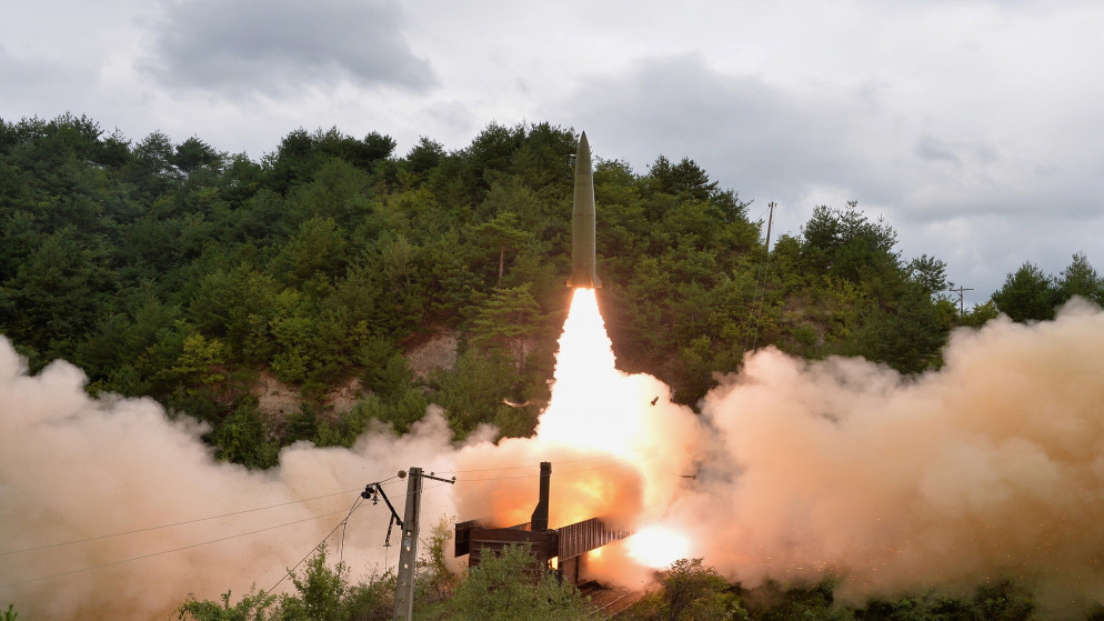 إطلاق صاروخ أثناء تدريبات لفوج الصواريخ المتنقل للسكك الحديدية في كوريا الشمالية، 16 أيلول/ سبتمبر 2021. (رويترز)