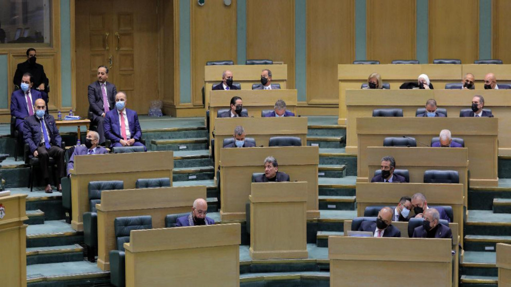 رئيس الوزراء بشر الخصاونة ووزراء في حكومته خلال جلسة مجلس النواب لمناقشة مشروع تعديل الدستور الأردني لعام 2021. (مجلس النواب)