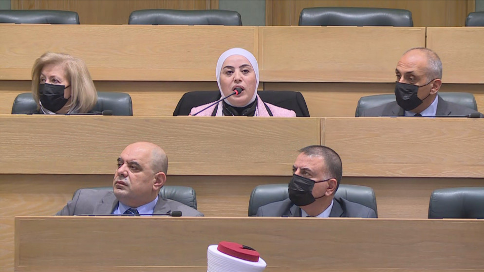 وزيرة الدولة للشؤون القانونية وفاء بني مصطفى (وسط) خلال مناقشة مجلس النواب المادة (19)، من مشروع تعديل الدستور الأردني لعام 2021. (المملكة)