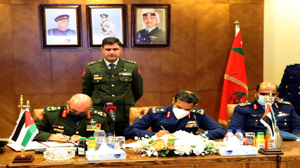 جانب من توقيع محضر الاجتماع الثاني عشر للجنة المشتركة للتعاون العسكري الأردني/ الإماراتي. (القوات المسلحة الأردنية)