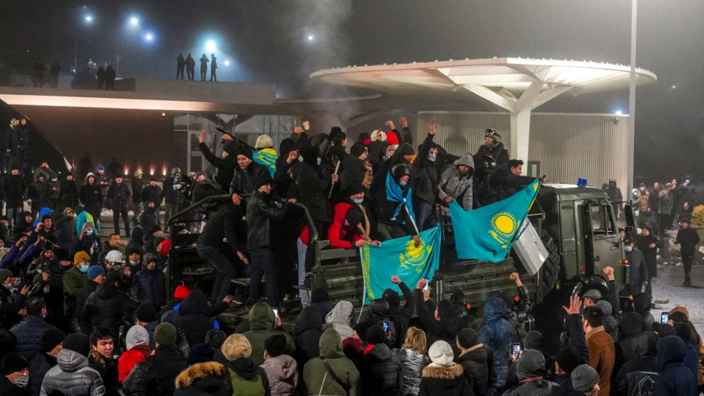 محتجون على ارتفاع أسعار الغاز في ألماتي في كازاخستان، 5 كانون الثاني/يناير 2022. (أ ف ب)