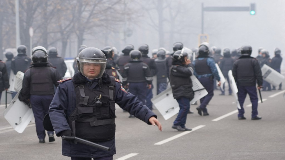 ضباط شرطة مكافحة الشغب يقومون بدوريات في أحد الشوارع بعد احتجاجات غير مسبوقة على ارتفاع أسعار الطاقة في ألماتي، 5 كانون الثاني/ يناير 2022. (أ ف ب)