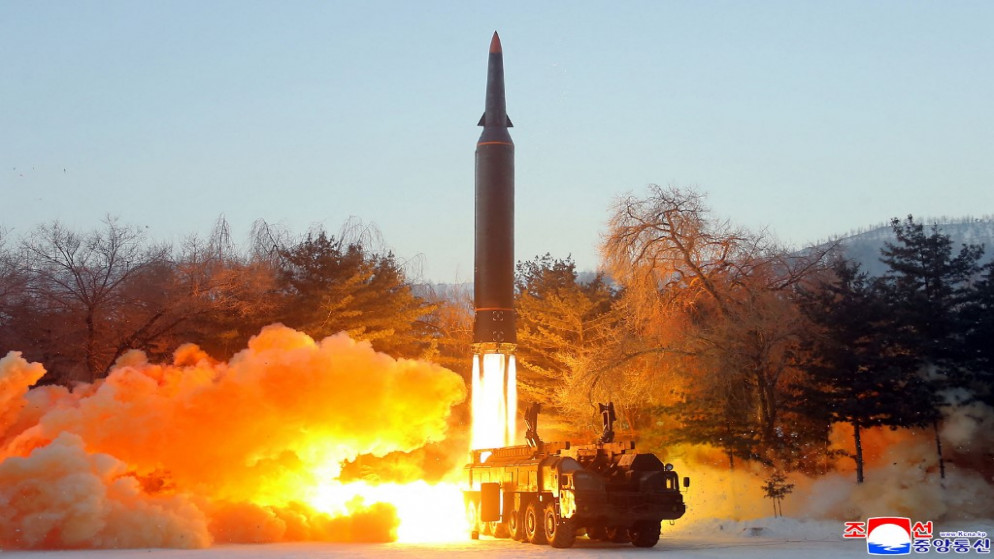 اختبار إطلاق صاروخ يفوق سرعة الصوت، (أ ف ب/ نقلا عن وكالة الأنباء المركزية الكورية الرسمية)