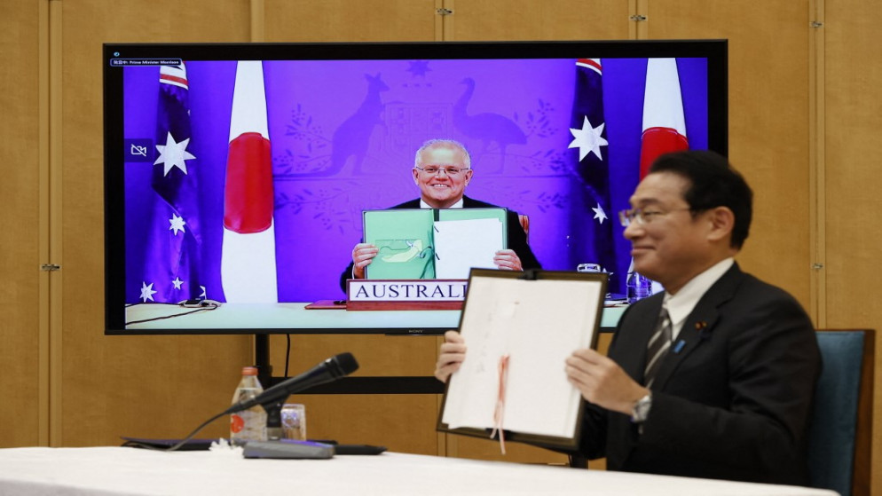 وزيرا خارجية اليابان وأستراليا خلال توقيع معاهدة لتعزيز التعاون الدفاعي عبر تقنية الاتصال المرئي. (أ ف ب)