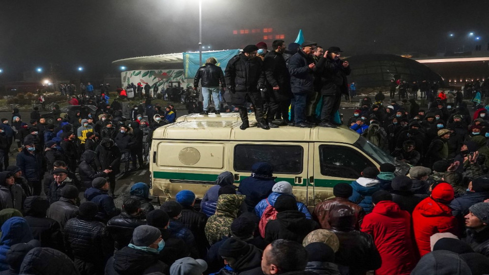 محتجون في كازاخستان اعتراضا على رفع أسعار الغاز. 5 كانون الثاني/ يناير 2022. (أ ف ب)