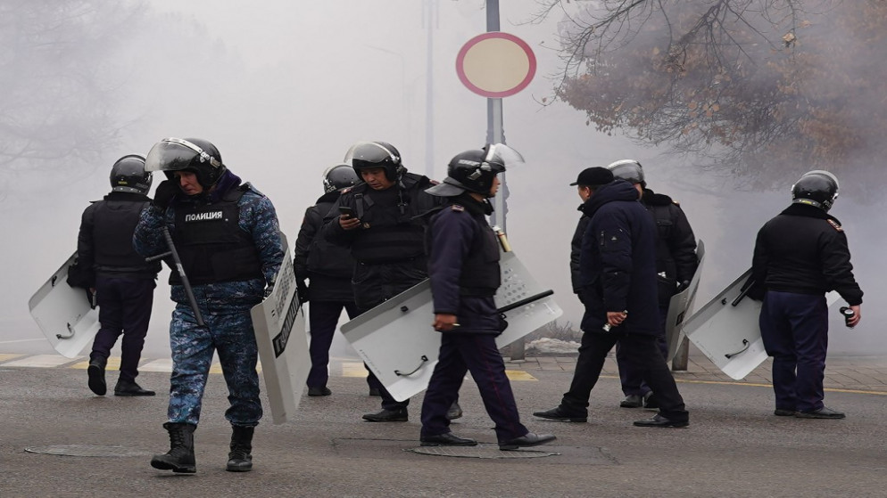قوات الأمن الكازاخية خلال تعاملها مع تظاهرات على خلفية رفع أسعار الغاز. (أ ف ب)