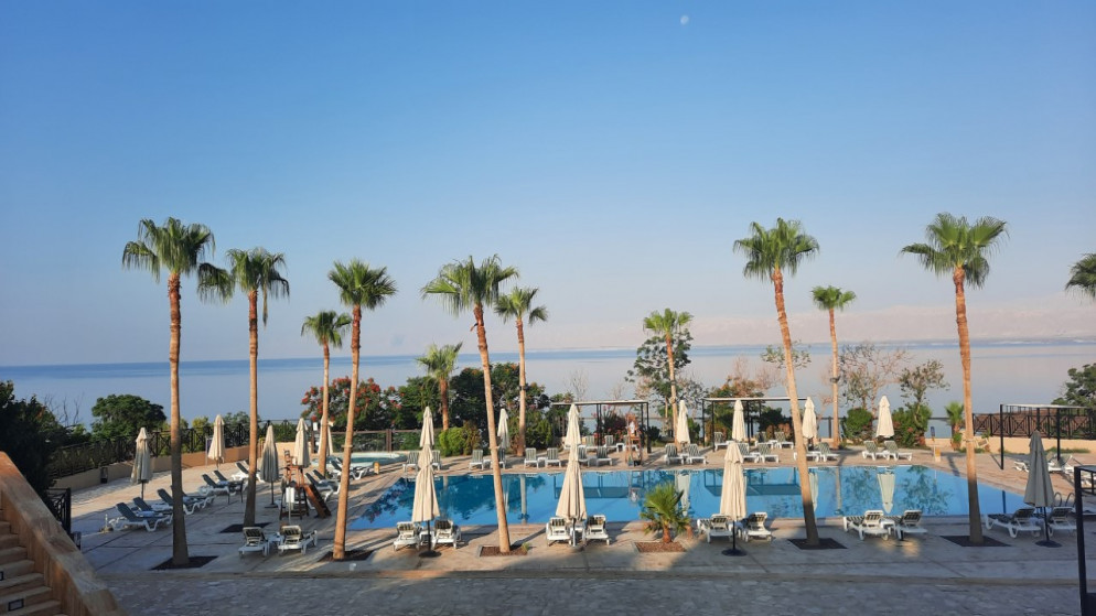 صورة بركة سباحة لأحد فنادق البحر الميت في الأردن. (المملكة)