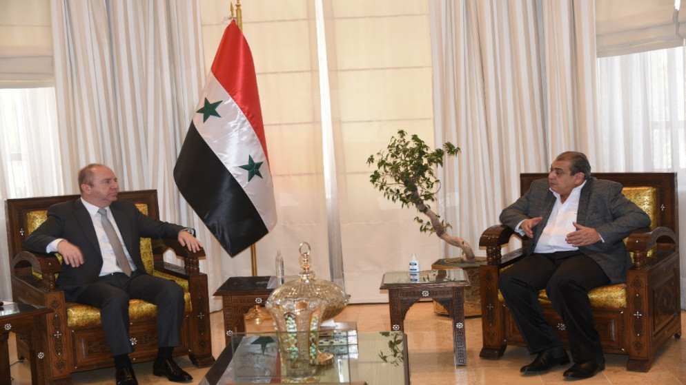 رئيس غرفة تجارة الأردن نائل الكباريتي (يمين) مع وزير السياحة السوري محمد مارتيني. (وزارة السياحة الأردنية)