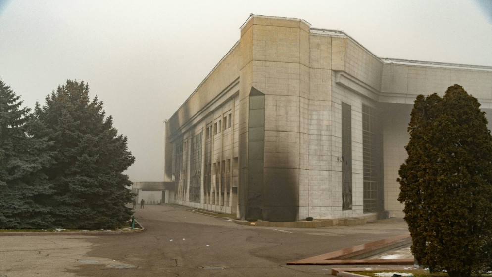 مبنى إداري محترق في وسط ألماتي في كازاخستان، 6 كانون الثاني/يناير 2022. (أ ف ب)