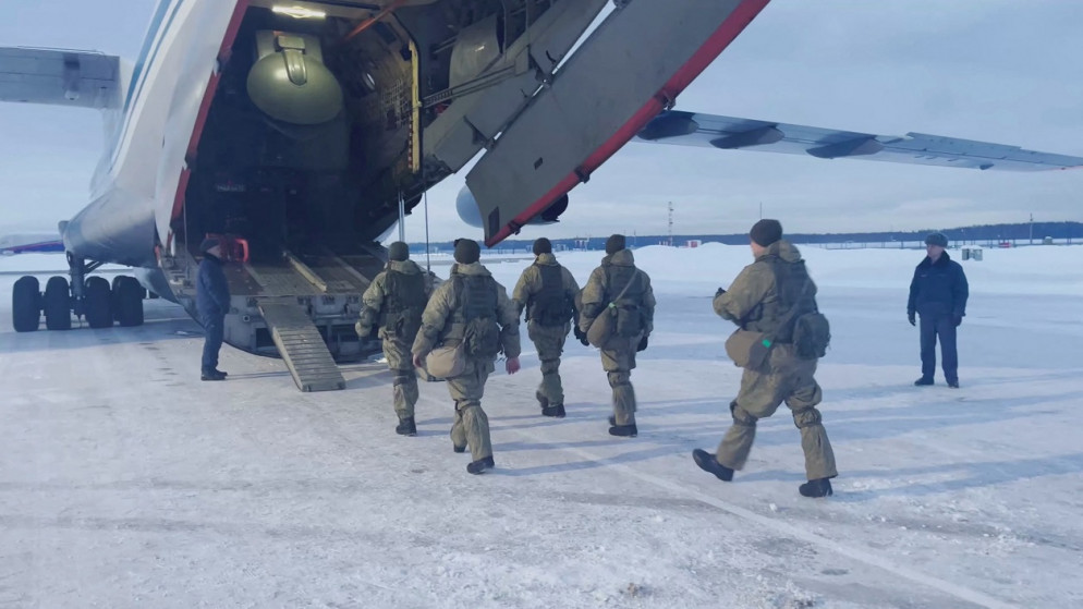 جنود روس يستقلون طائرة عسكرية متوجهة إلى كازاخستان، في مطار خارج موسكو، روسيا ، 6 كانون الثاني/يناير 2022 (رويترز)