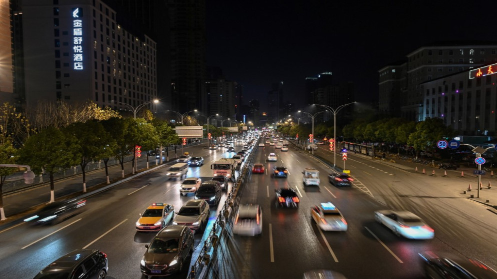 حركة المرور على طول شارع في ووهان في مقاطعة هوبي بوسط الصين. 19/01/2021. (أ ف ب)