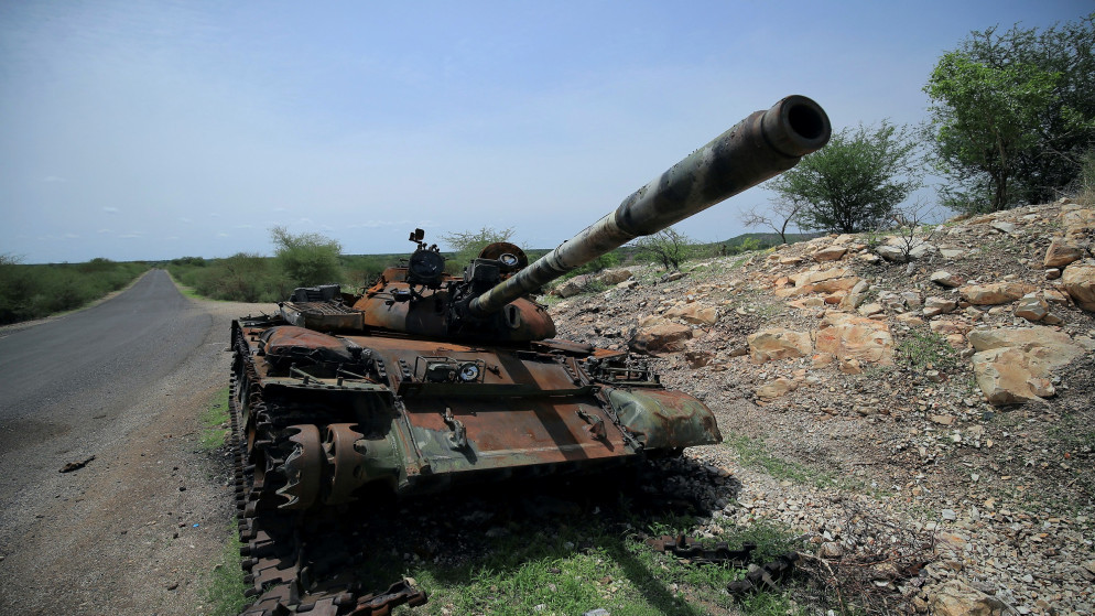 دبابة مدمرة بعد قتال بين قوات الحكومة الإثيوبية ومسلحين في إقليم تيغراي. (أ ف ب)