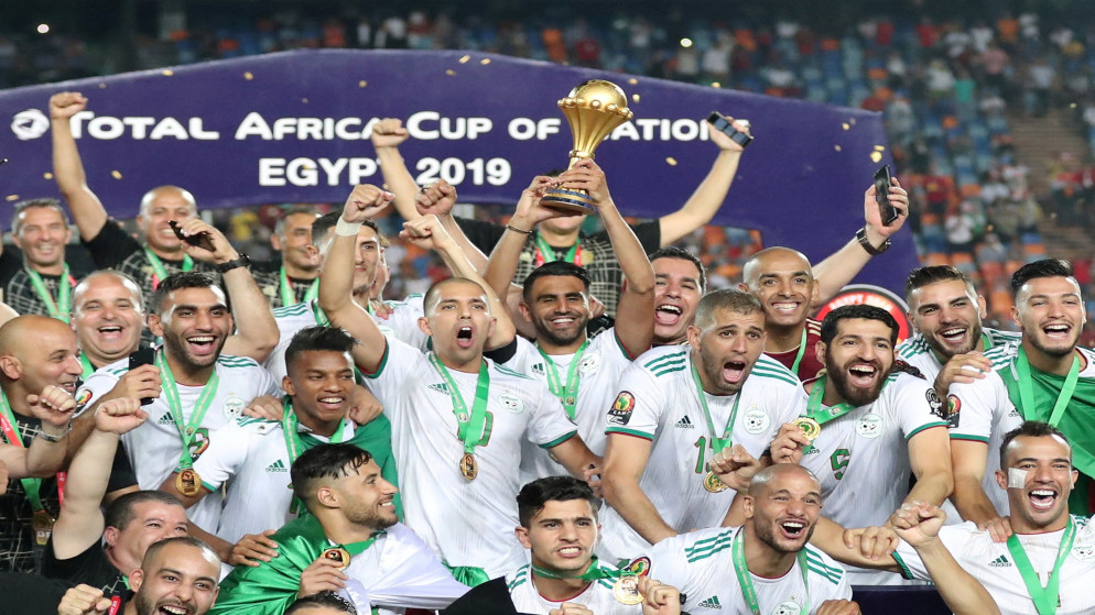 لاعبون في منتخب الجزائر لكرة القدم خلال احتفالهم بالتتويج بكأس الأمم الإفريقية في مصر عام 2019. (أ ف ب)