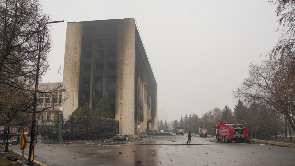 مبنى إداري محترق في ألماتي العاصمة الاقتصادية في كازاخستان على خلفية رفع أسعار الغاز. (أ ف ب)
