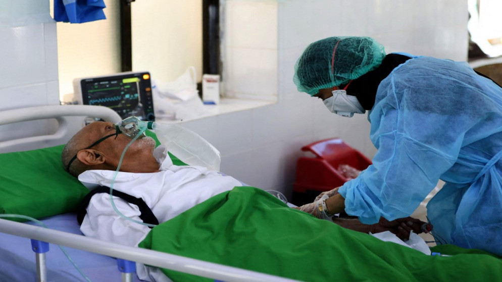 رجل يمني في جناح مستشفى يستضيف مرضى كورونا في مدينة تعز الثالثة في اليمن، 30 آذار/ مارس 2021. (أ ف ب)