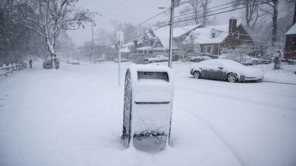 الثلوج تغطي شارعا في بيثيسدا في ولاية ماريلاند، 3 كانون الثاني/يناير 2022. (أ ف ب)