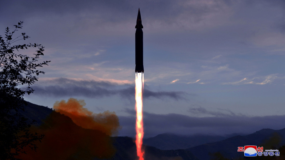 اختبار إطلاق صاروخ فائق السرعة. (رويترز)