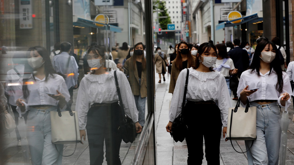 أشخاص يرتدون كمامة وسط تفشي فيروس كورونا يشقون طريقهم في منطقة التسوق في طوكيو ، اليابان ، 9 سبتمبر 2021. (رويترز)