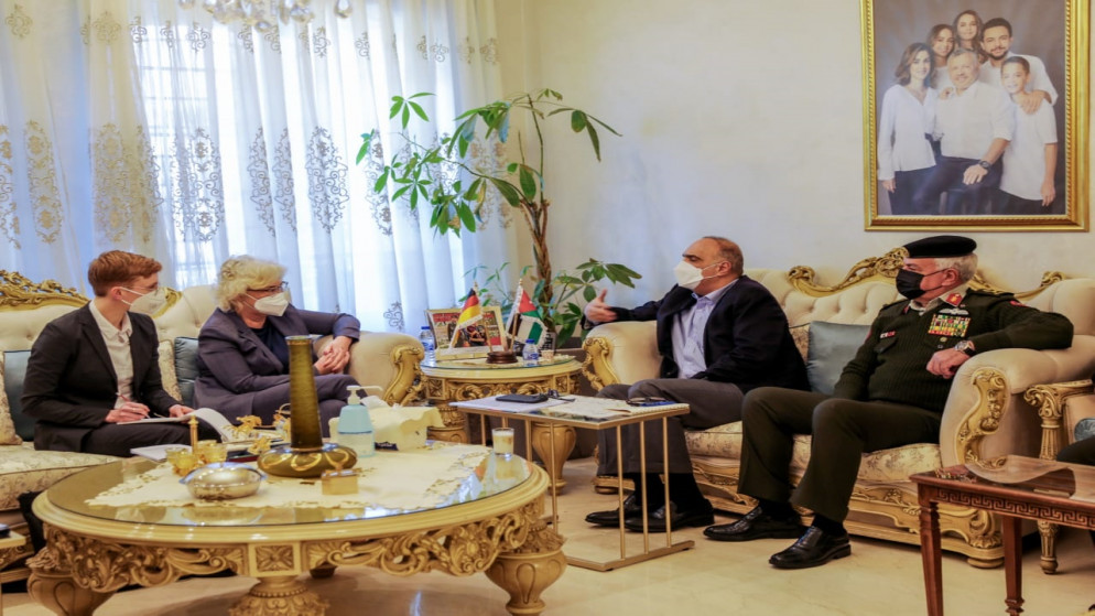 لقاء رئيس الوزراء وزير الدفاع بشر الخصاونة بوزيرة الدفاع الألمانية كريستين لامبرخت. (بترا)