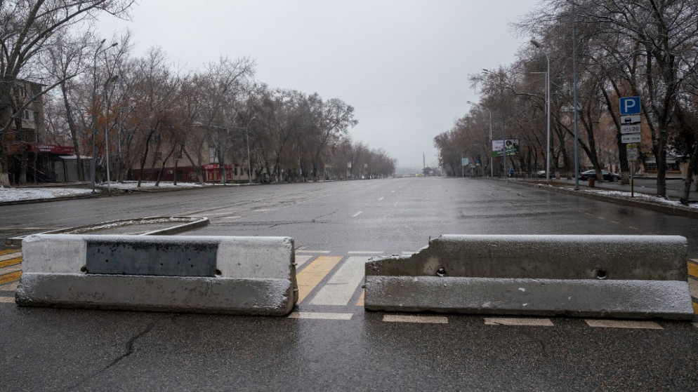 شارع مسدود في وسط مدينة ألماتي في كازاخستان، 8 كانون الثاني/يناير 2022. (أ ف ب)