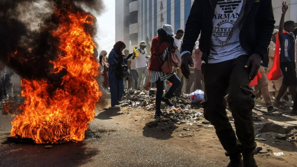 متظاهرون سودانيون مناهضين لـ "الانقلاب العسكري" في بلادهم. (أ ف ب)