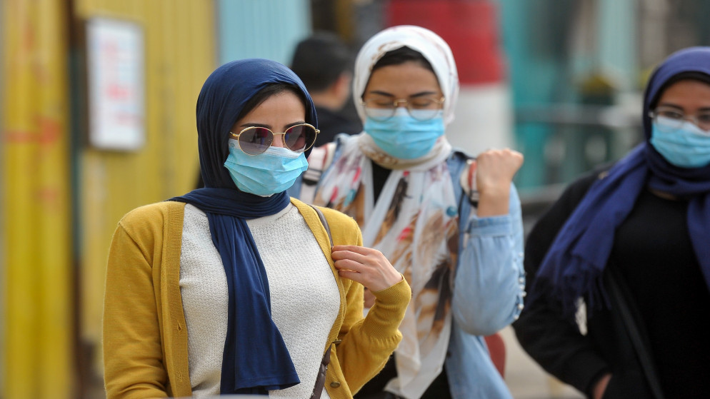 نساء يرتدين أقنعة واقية في العاصمة المصرية القاهرة، 16 آذار/ مارس 2020. (shutterstock)