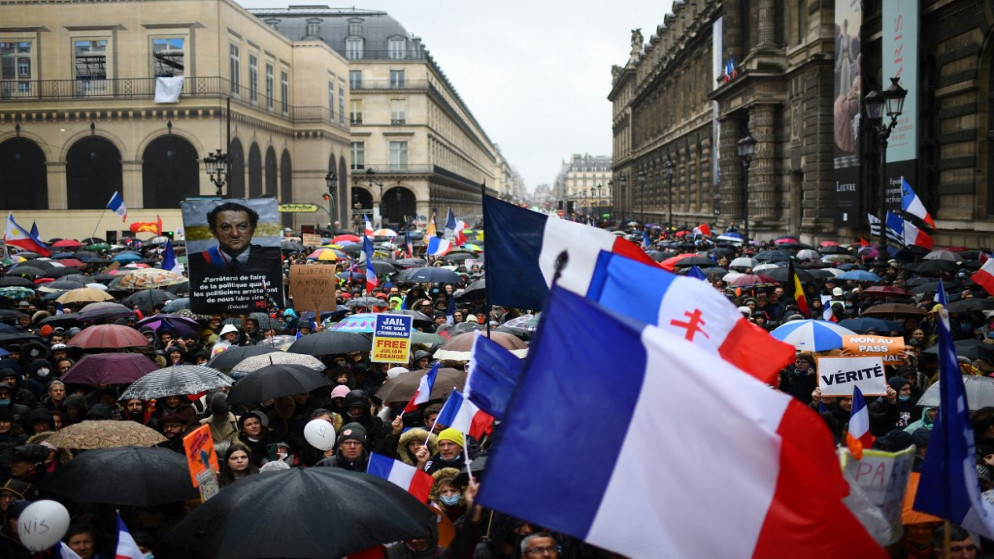 محتجون ضد شهادة لقاح فيروس كورونا في باريس. 8 كانون الثاني/يناير 2022. (أ ف ب)