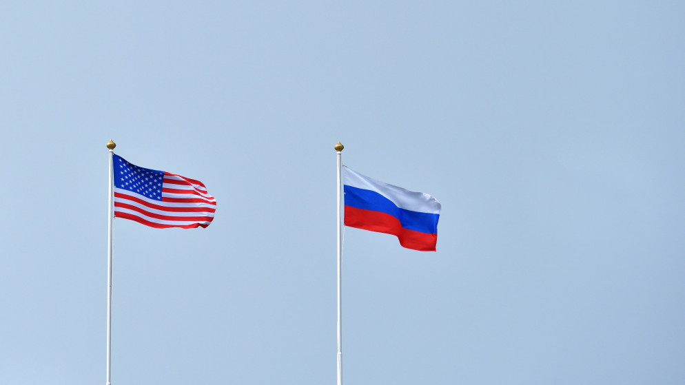 علما الولايات المتحدة وروسيا. (shutterstock)