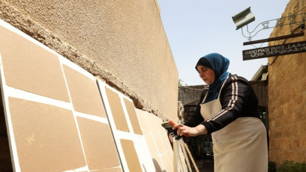 سيدة أردنية تعمل بأوراق القصب لصناعة الورق اليدوي. 3 أيلول/سبتمبر 2020. (البنك الدولي)