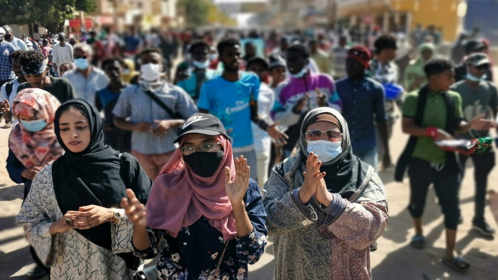 متظاهرون سودانيون يرفضون "الانقلاب العسكري" في الخرطوم. (أ ف ب)