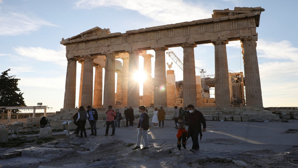 معبد البارثينون أعلى تل الأكروبوليس، وسط جائحة فيروس كورونا في أثينا، اليونان، 4 كانون الثاني/يناير 2022. (رويترز)