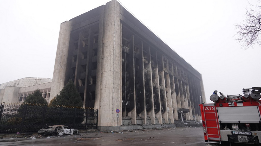 مبنى إداري محترق في وسط ألماتي، بعد أعمال عنف اندلعت بعد احتجاجات في كازاخستان على ارتفاع أسعار الوقود. 07/01/2022. (عبد العزيز ماميدياروف / أ ف ب)