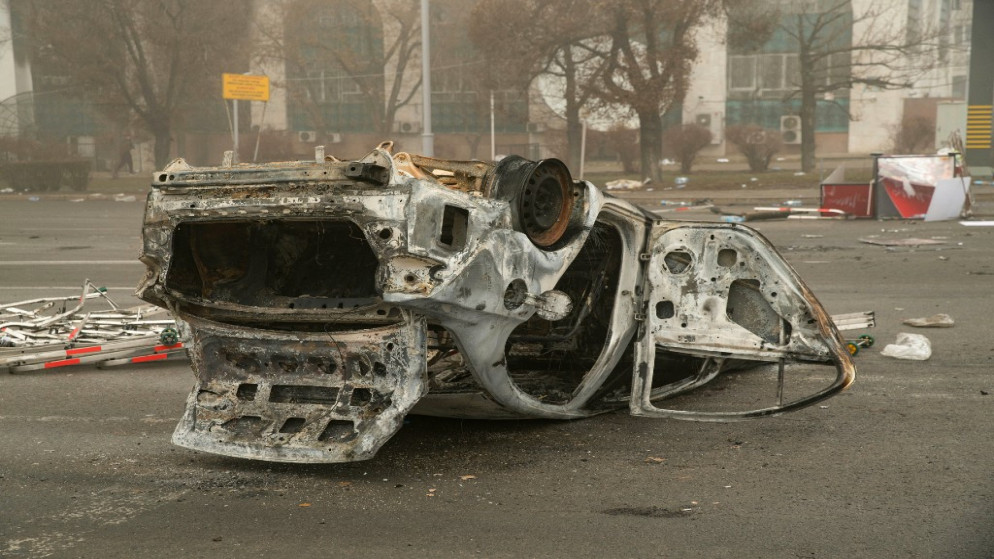 سيارة مدمرة بعد اضطرابات في كازاخستان. (أ ف ب)