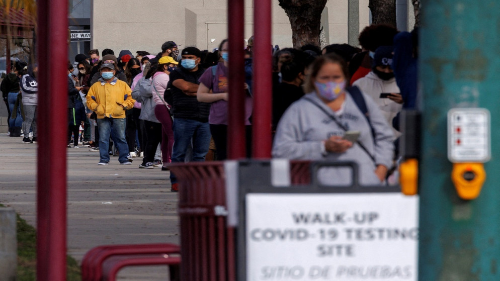 ينتظر الناس خارج مركز مجتمعي لإجراء اختبار كورونا، أثناء تفشي فيروس كورونا، في سان دييغو، كاليفورنيا، الولايات المتحدة، 10 يناير 2022. (رويترز)
